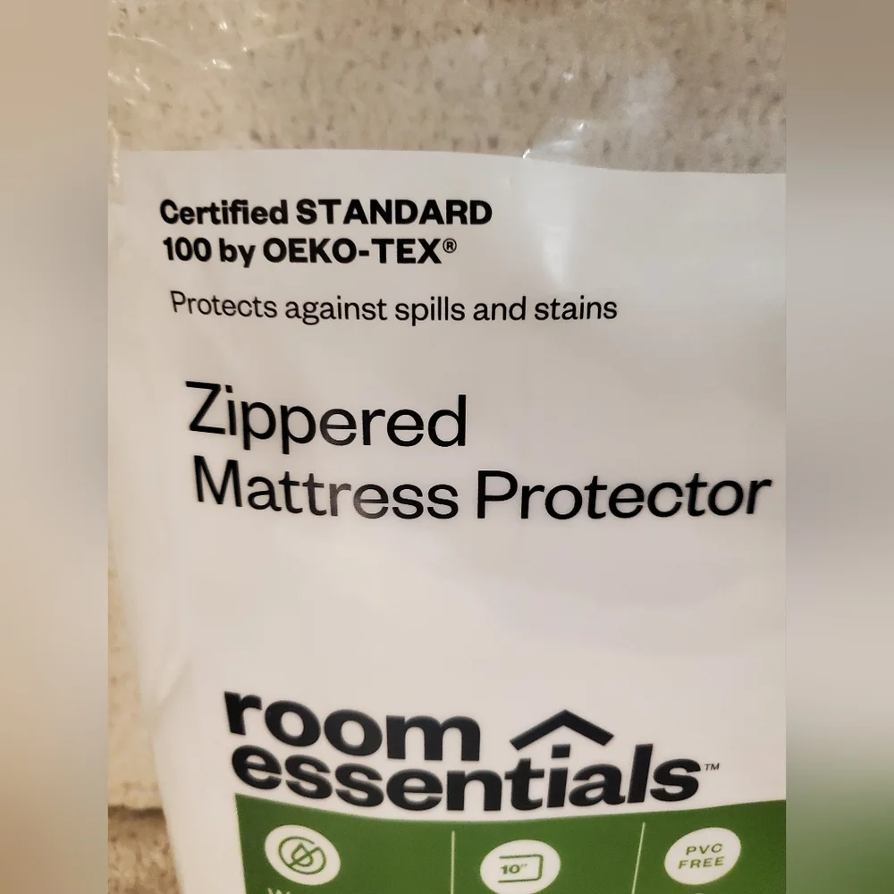 Room Essentials White Zippered Mattress Protector Twin XL